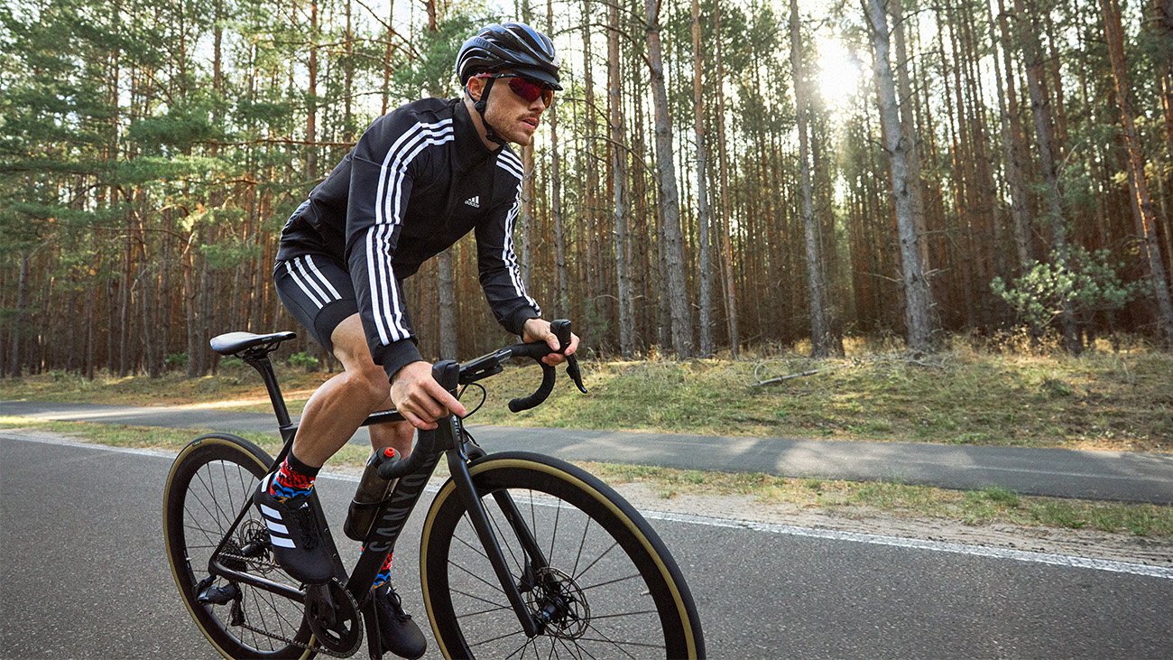 Ein Radsportler auf dem Rennrad tritt in die Pedale.