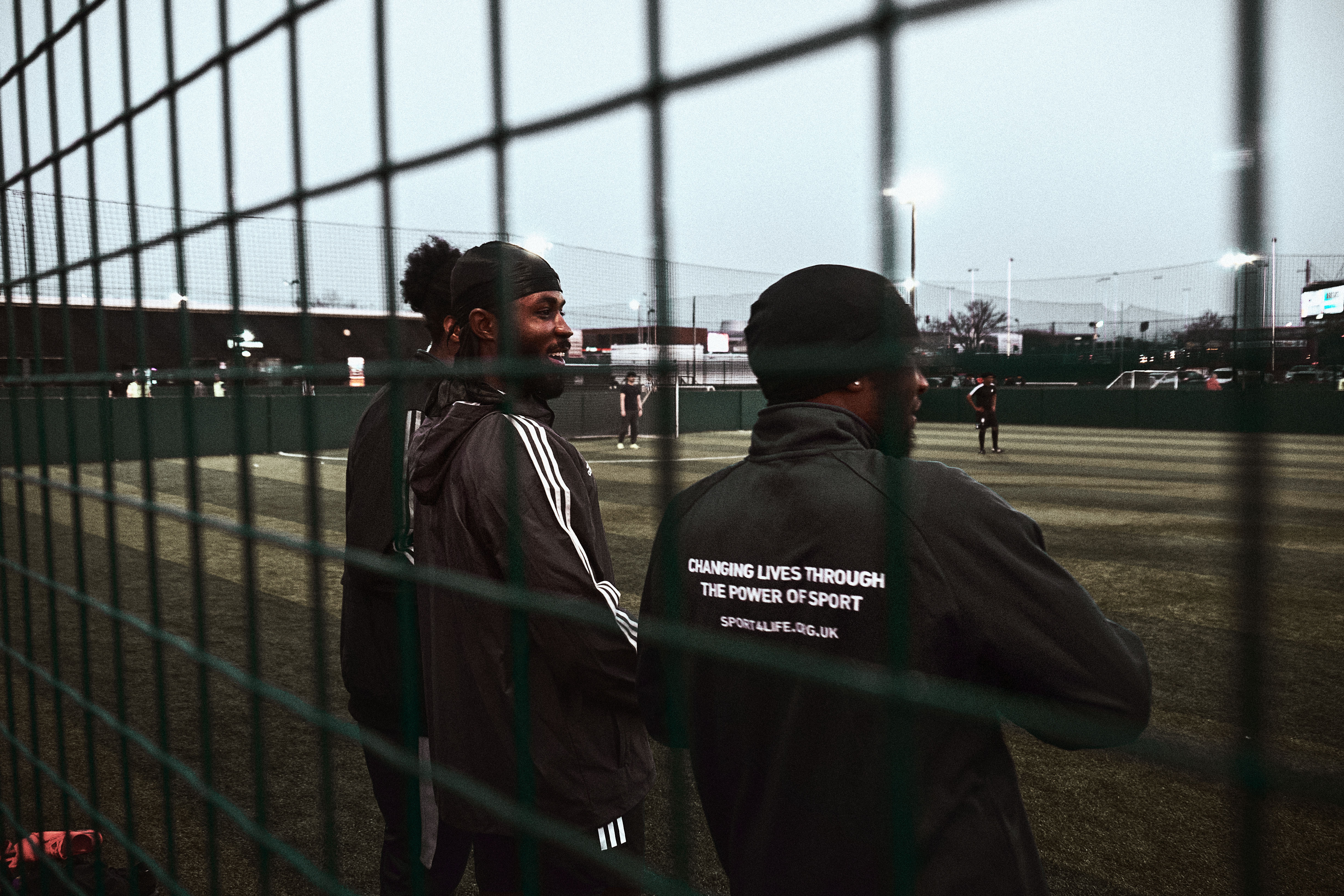 Ezekiel und weitere Trainer am Freitag Abend beim Training in Aston