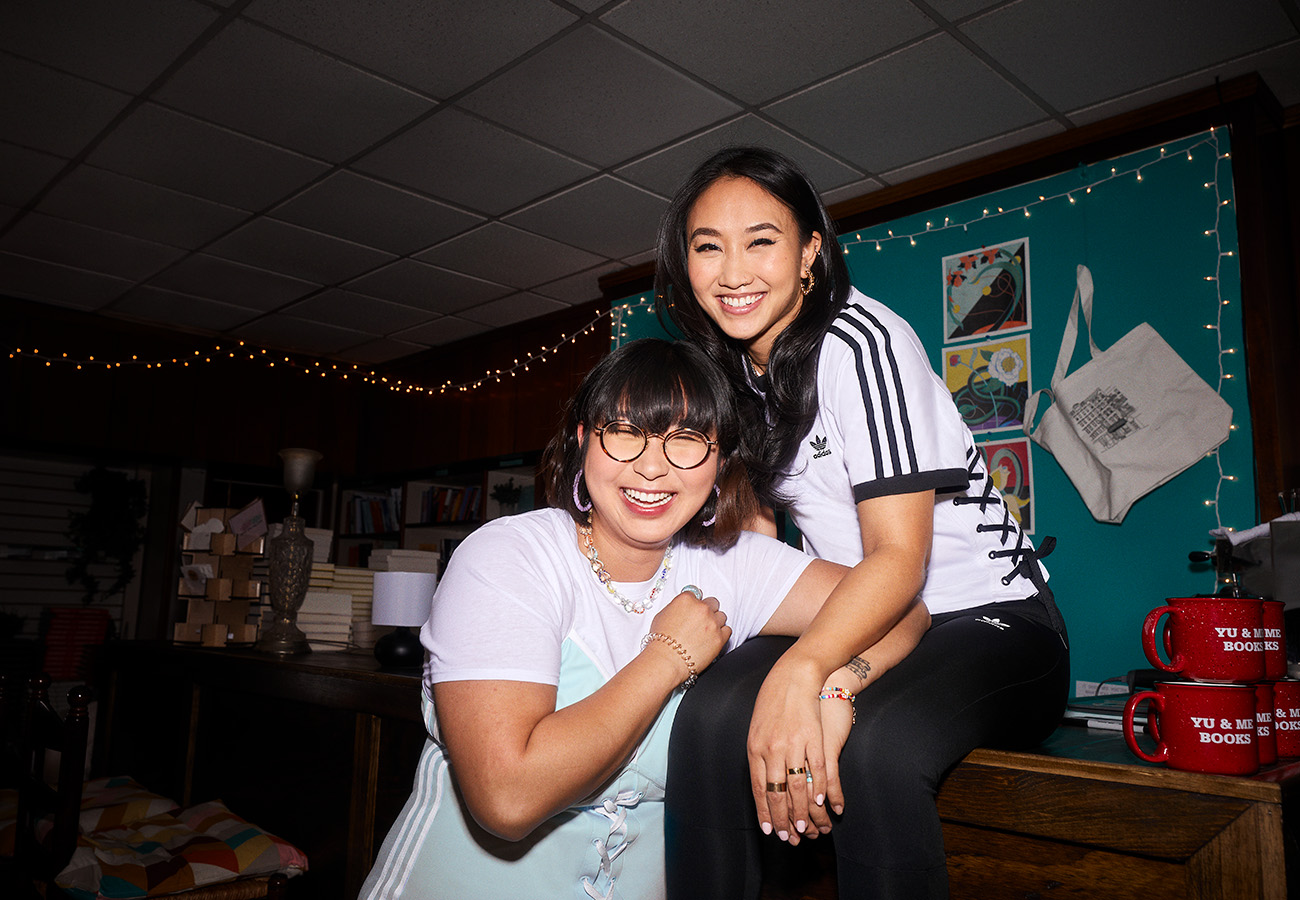 Naomi Otsu mit der Besitzerin ihres Always Original Shops Yu & Me. Naomi trägt das Always Original Laced T-Shirt, High-Waisted Leggings und Forum Low Schuhe. Lucy trägt das Always Original Strap Kleid und Forum Triple White Schuhe.