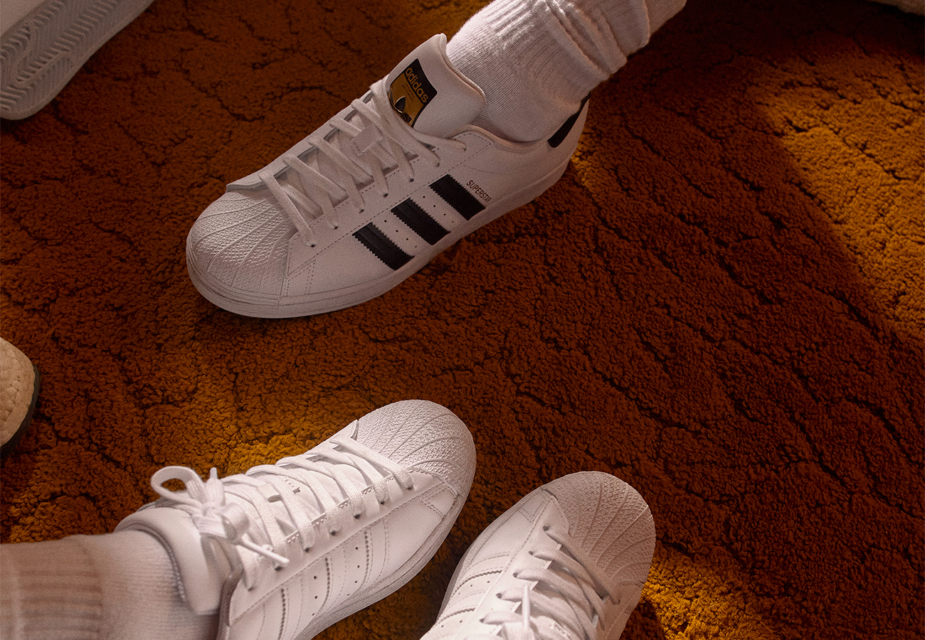 Adidas superstar all white on feet online