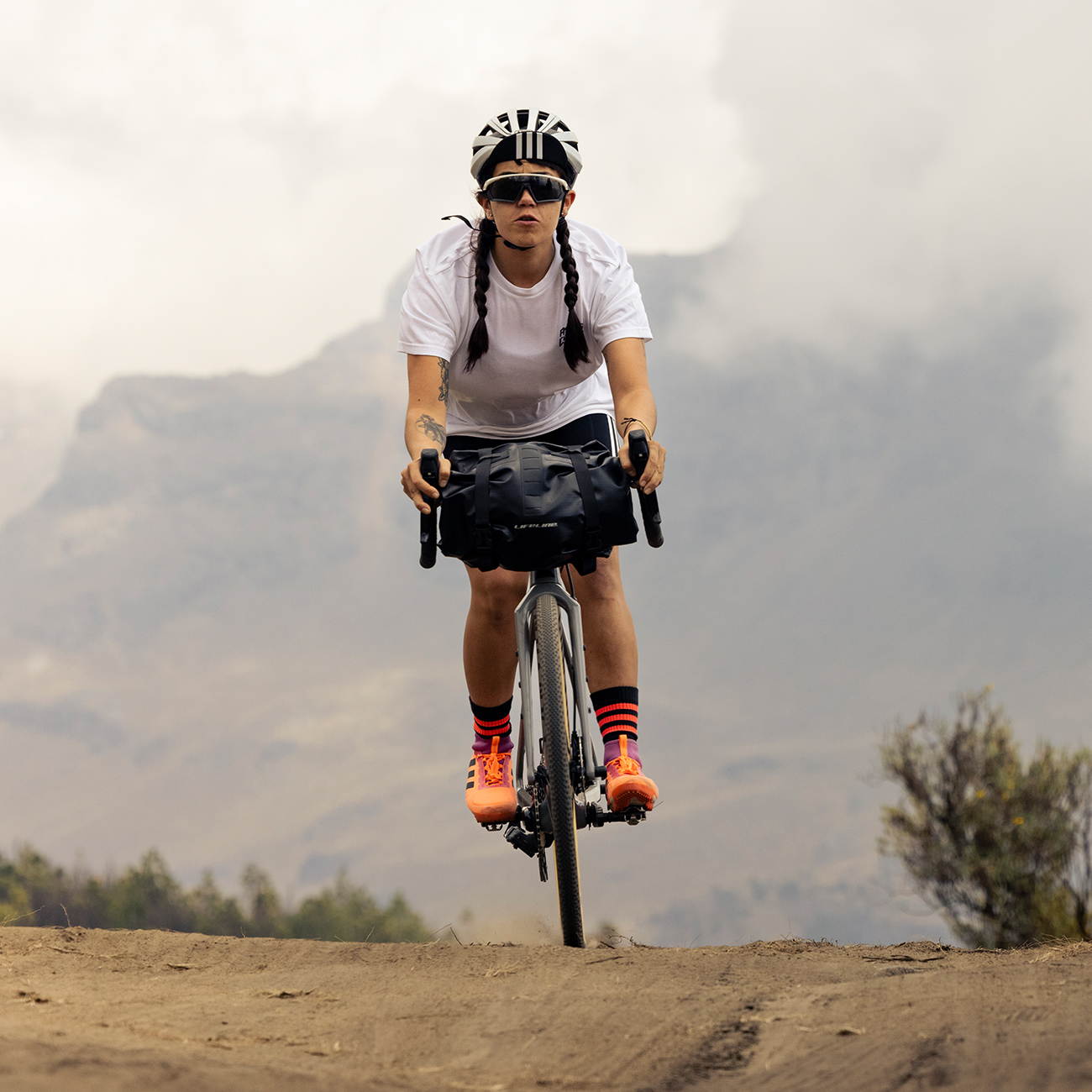 Paola Berber se acerca al final del recorrido, pedaleando con determinación