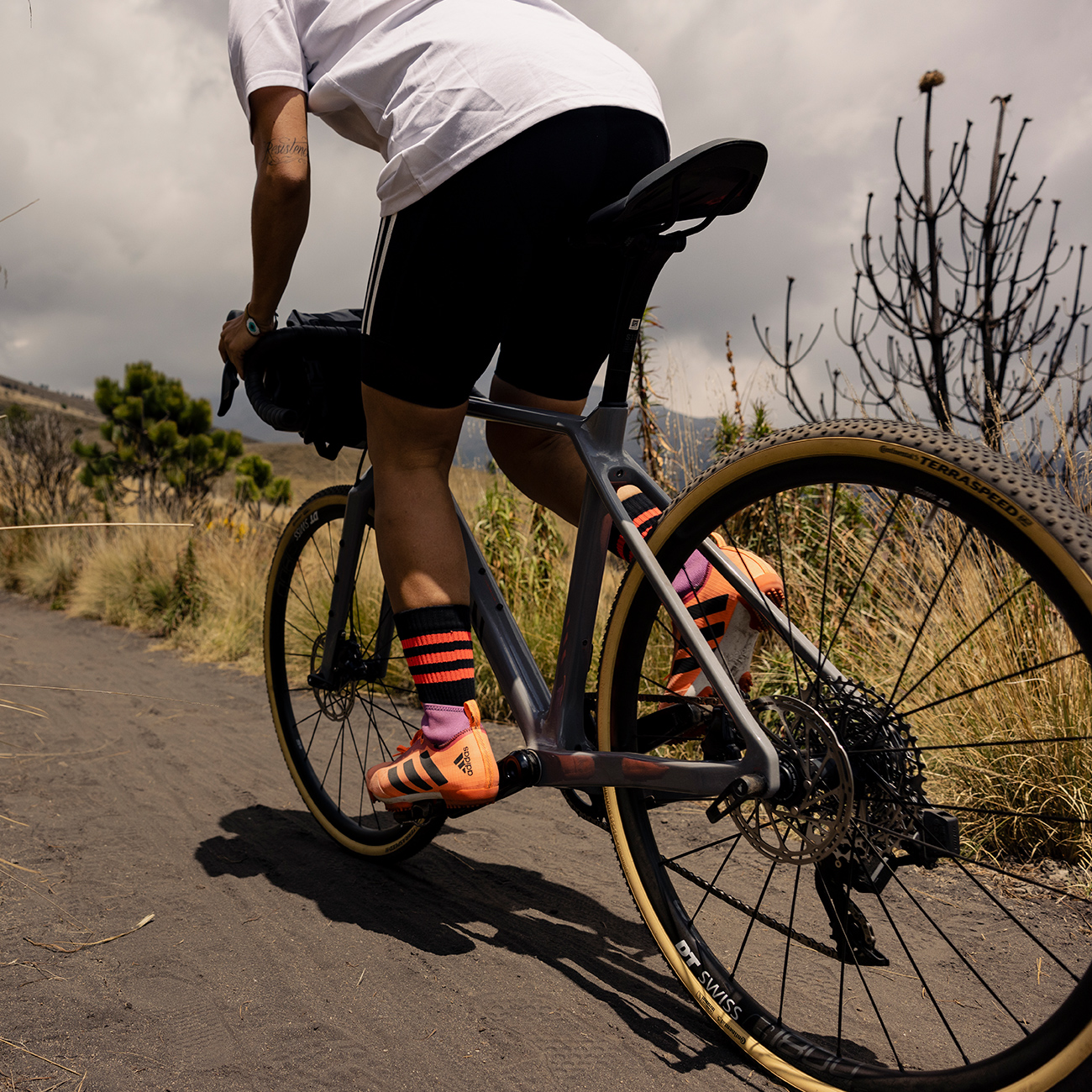 Primer plano de la bicicleta de gravel de Paola y sus zapatillas durante un recorrido