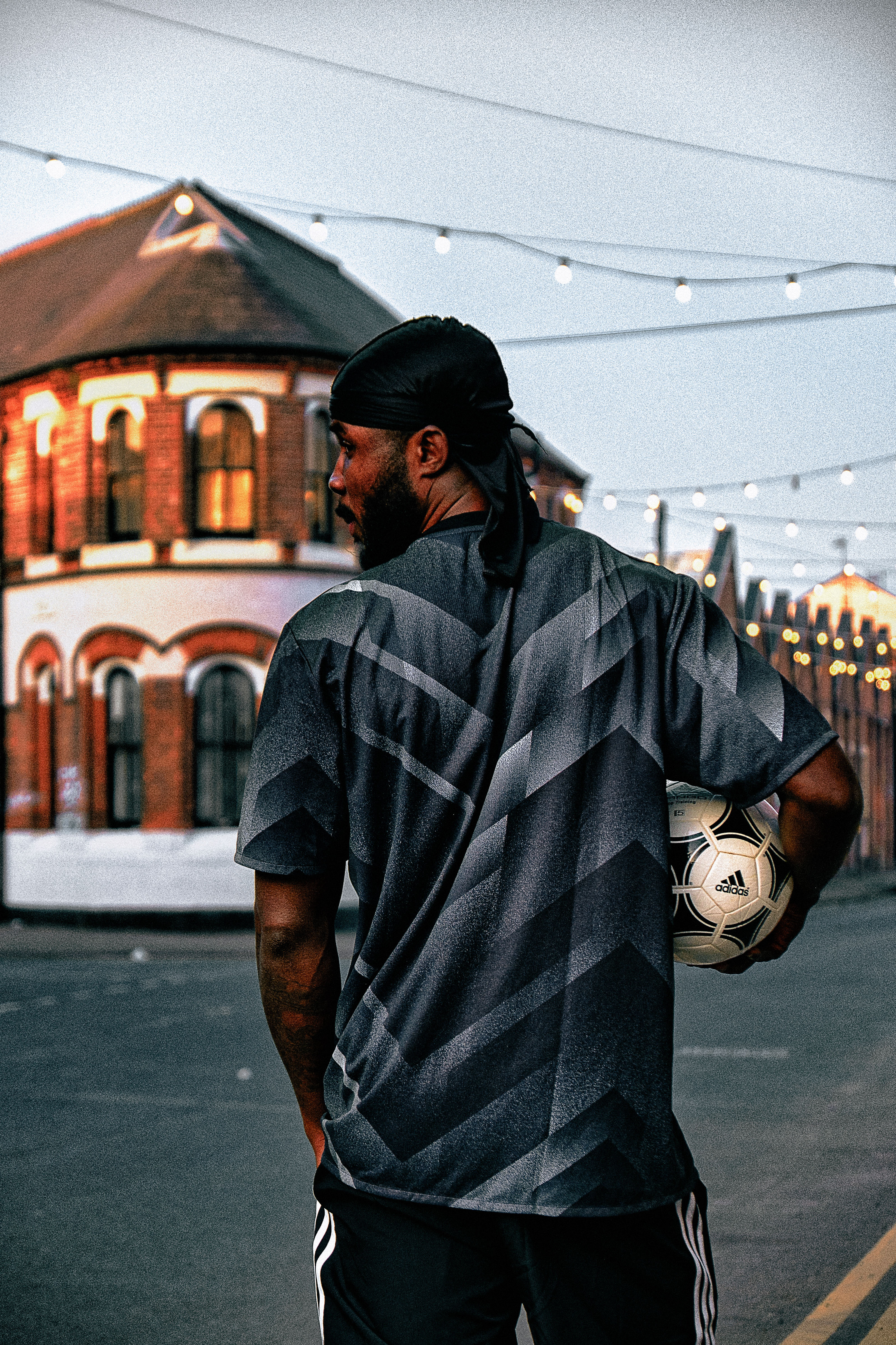 Foto di Ezekiel che tiene un pallone da calcio