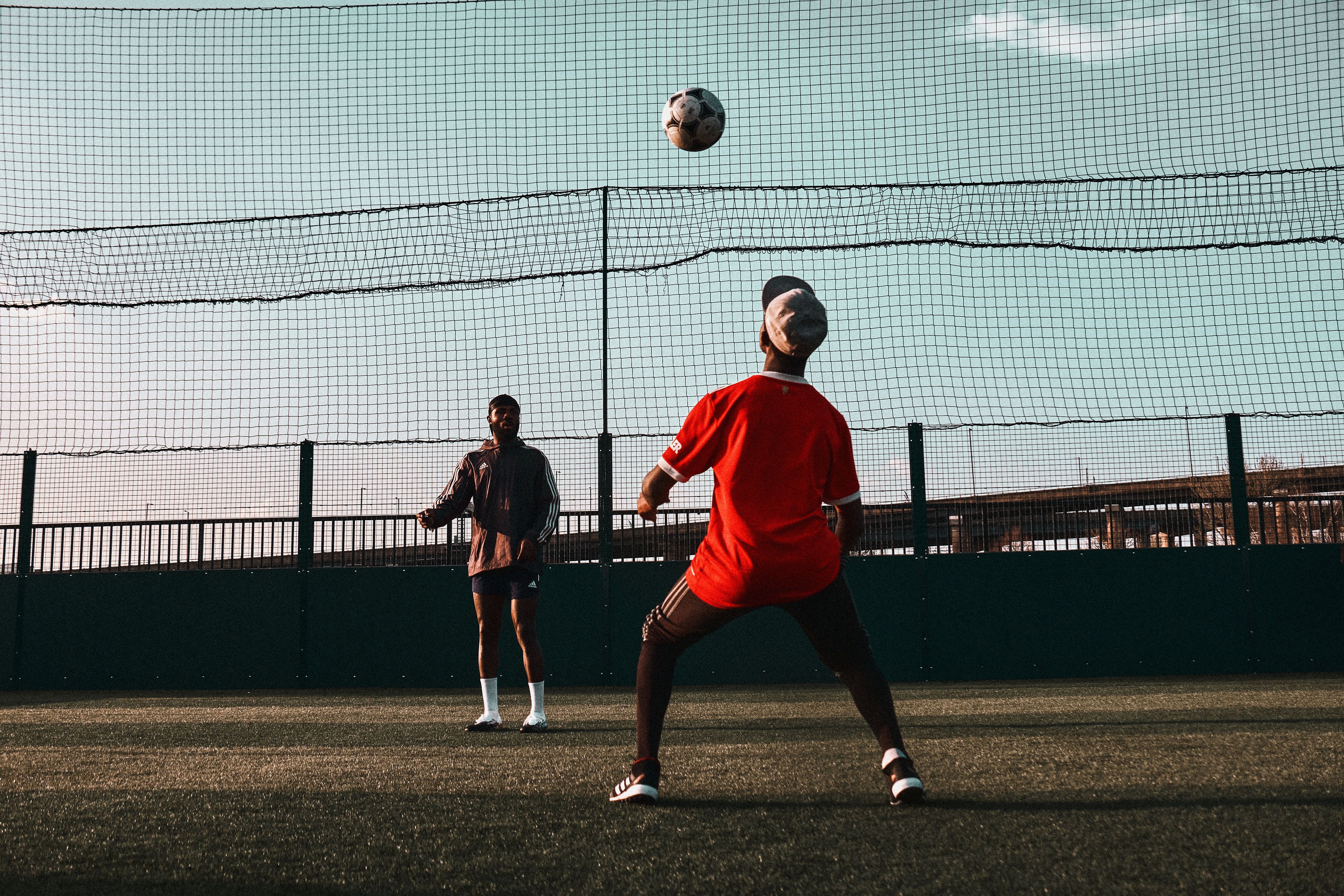 Foto di Ezekiel che gioca a calcio con membri della community