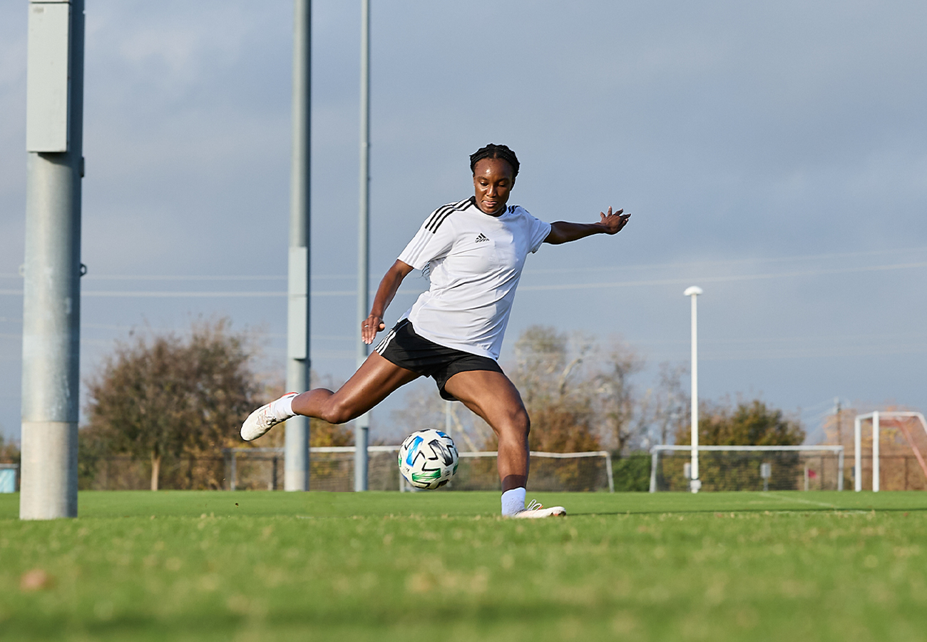 How-to-Shoot-a-Soccer-Ball-Body-Image-7