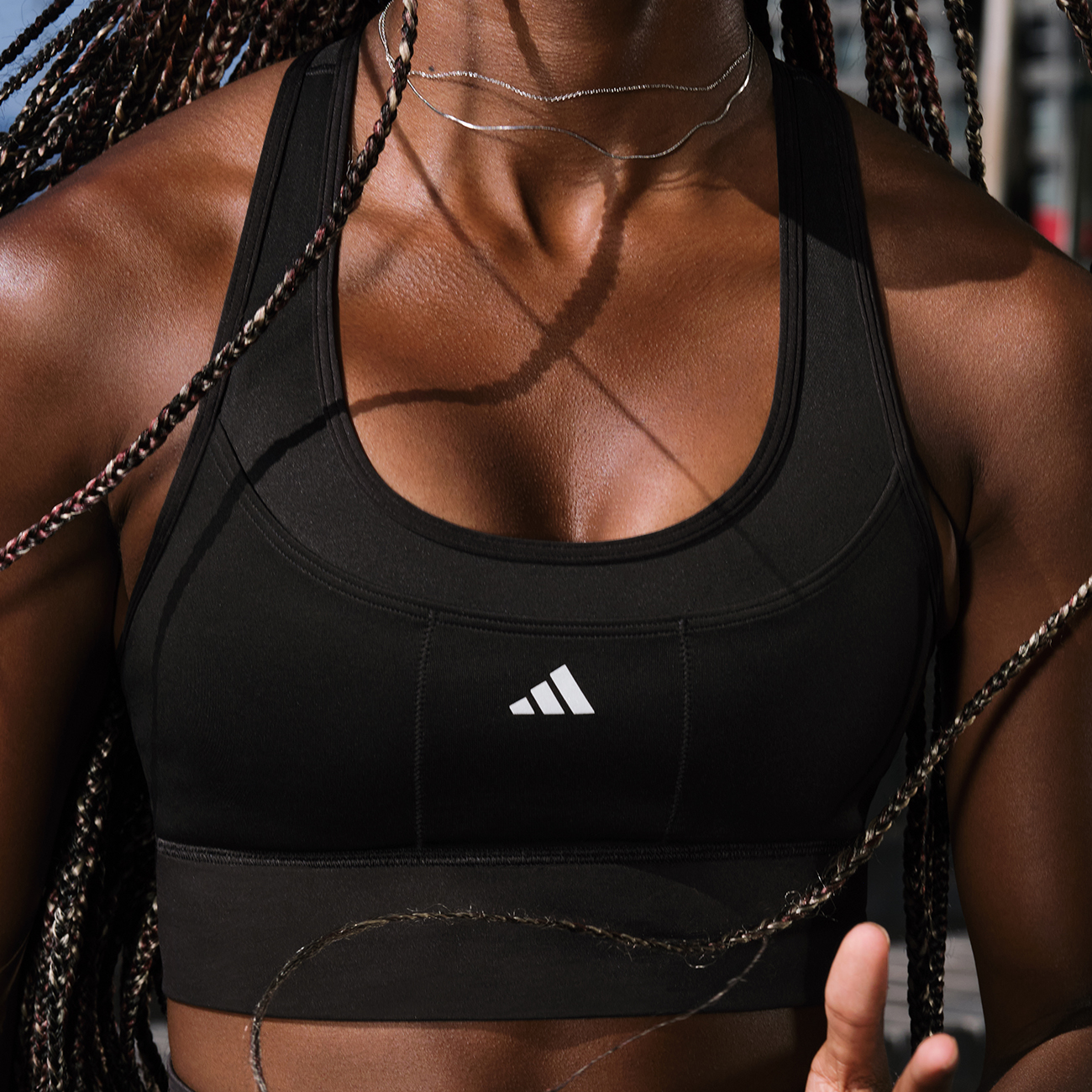 Training-SS23-Bras-Leggings-global-How-to-choose-a-medium-support-bra-image-body3 Training-SS23-Bras-Leggings-global-How-to-choose-a-medium-support-bra-image-body3