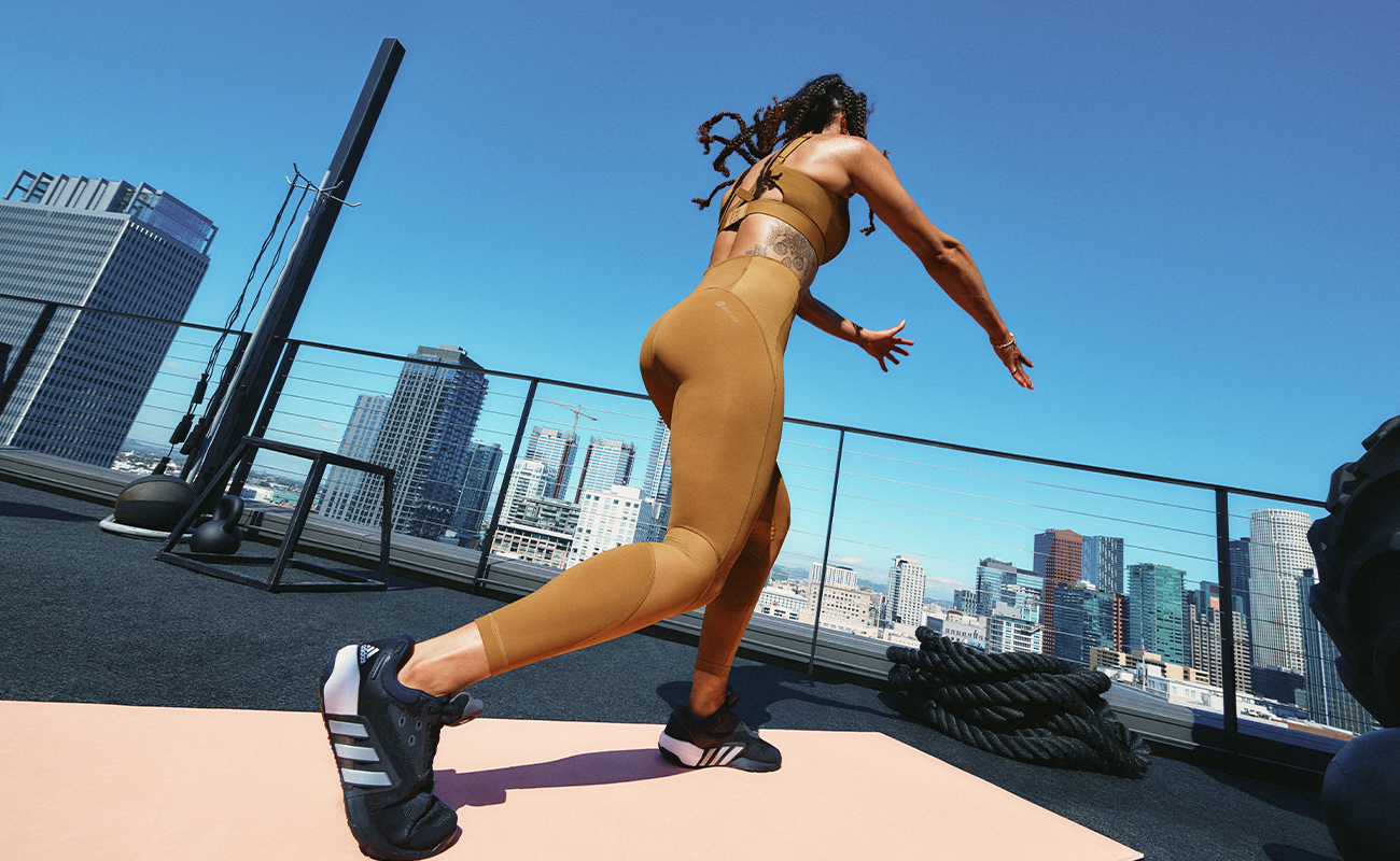 Model draagt adidas-collectie met beha's en leggings