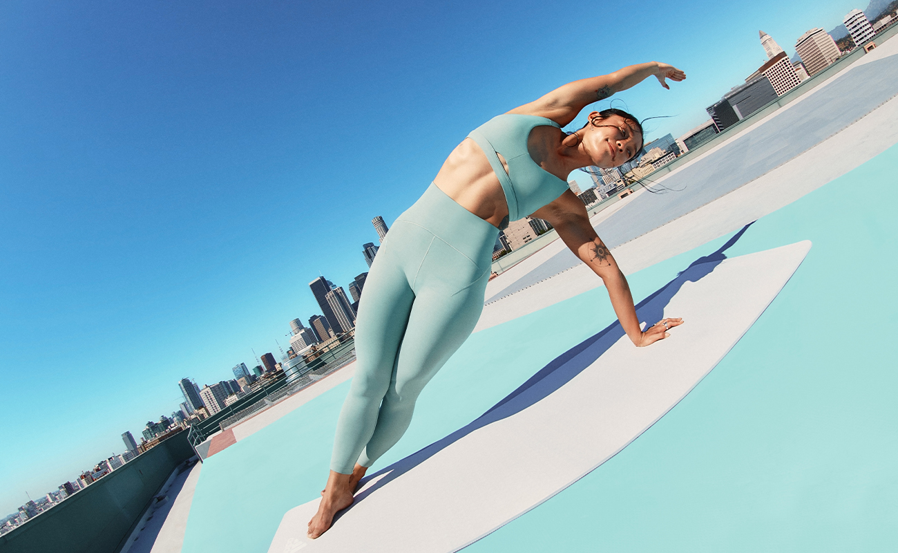 Model draagt adidas-collectie met beha's en leggings