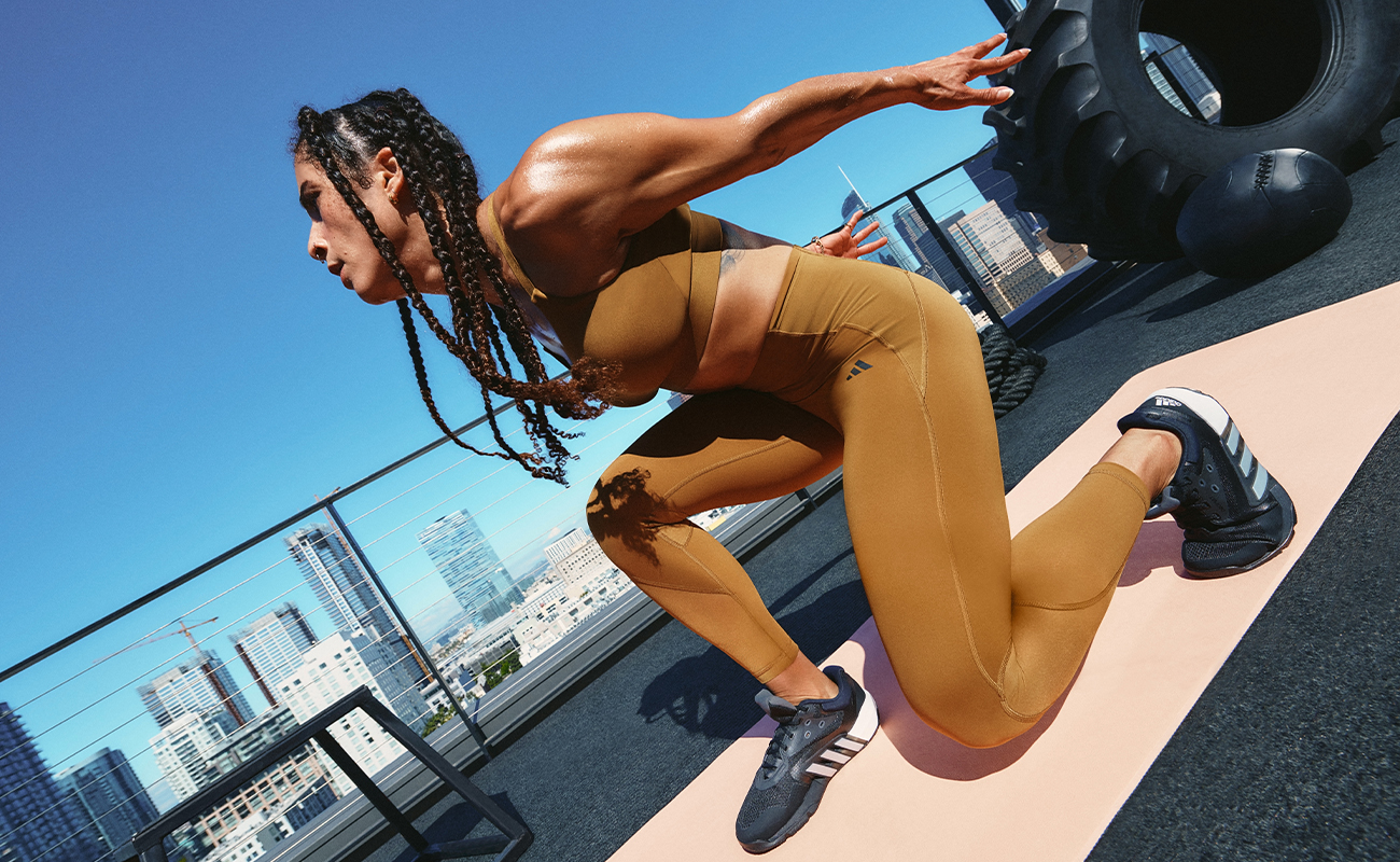 Training-SS23-Bras-Leggings-global-This-is-what-great-leggings-feel-like-image-body2 Modelka w biustonoszu sportowym i legginsach z kolekcji adidas