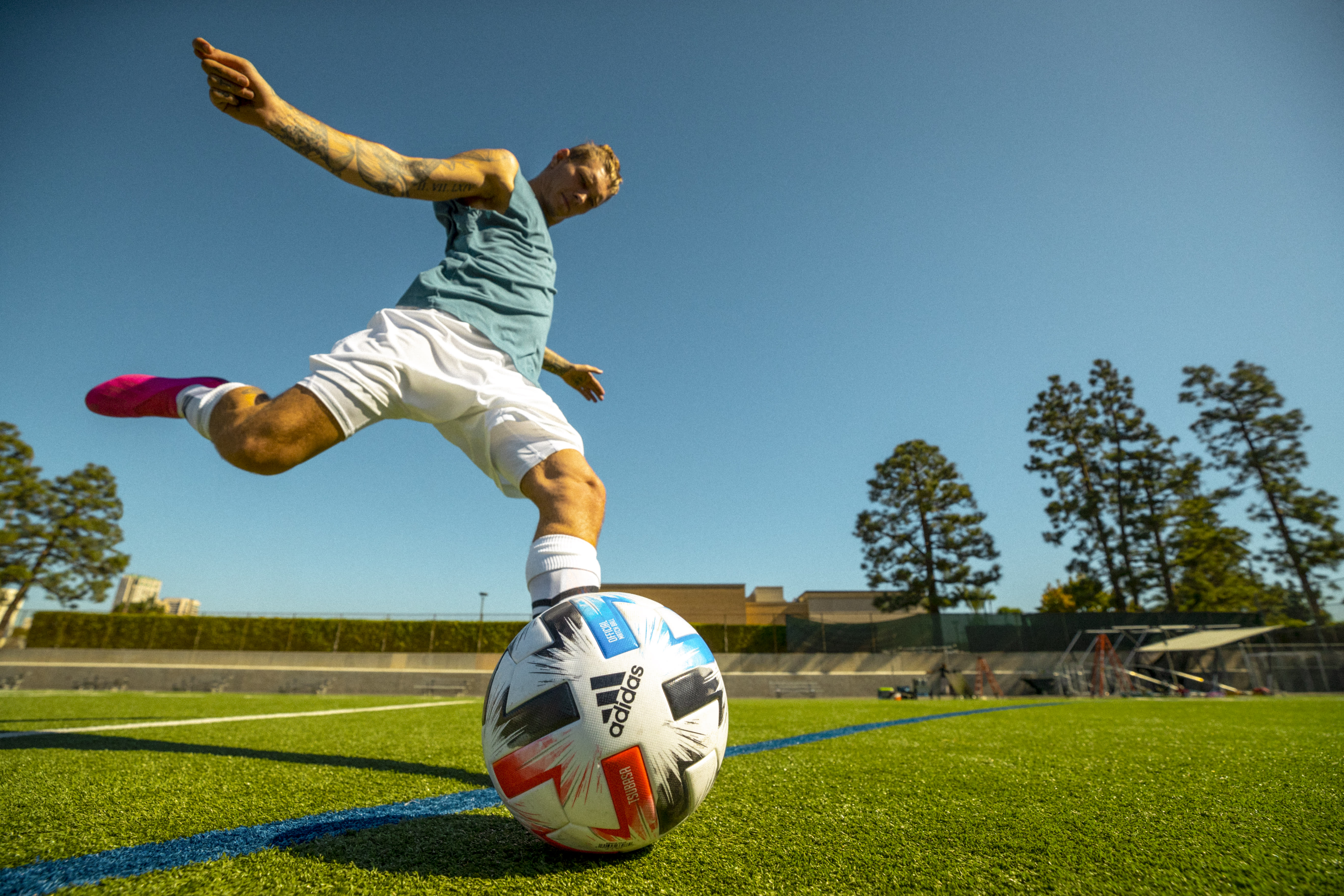 How-To-Kick-A-Soccer-Ball-Image-2