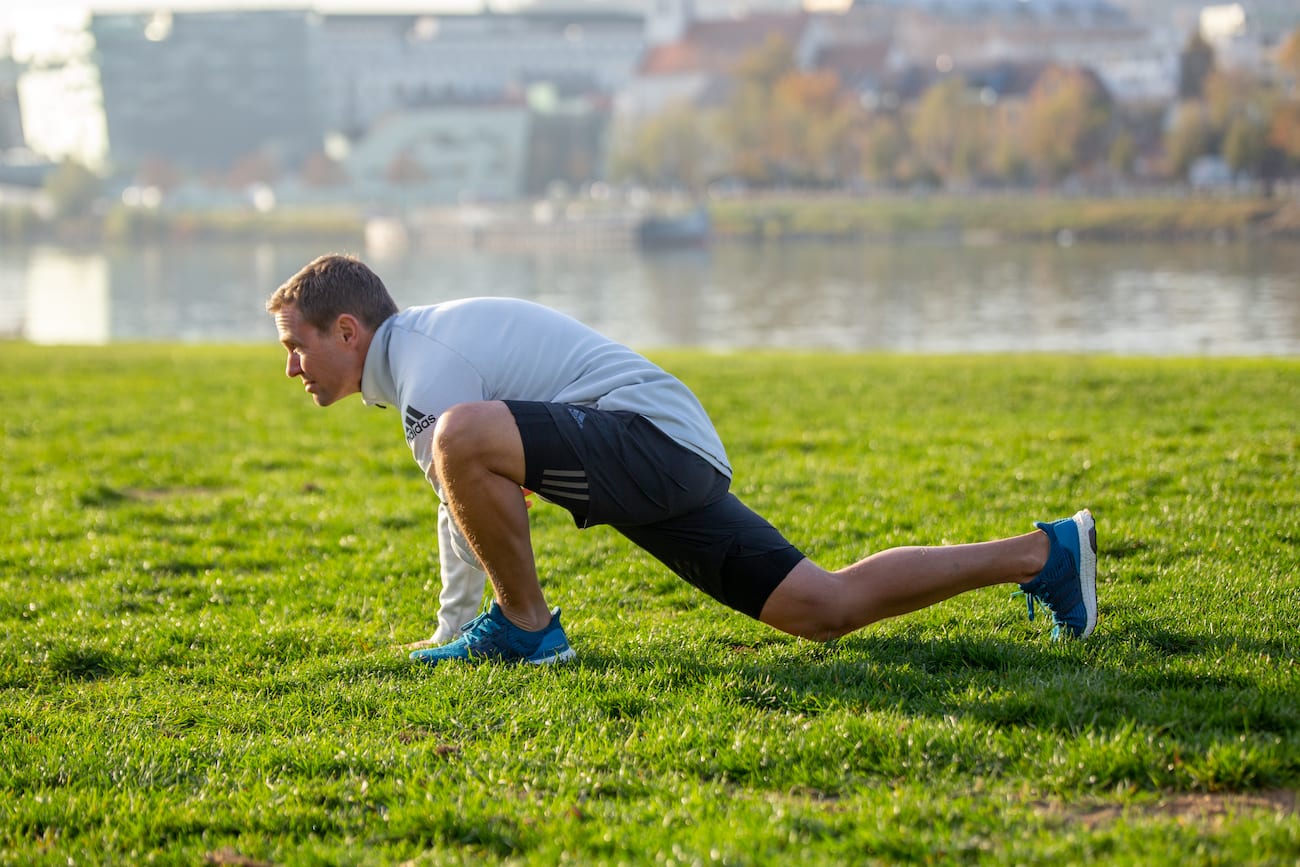 The Best Stretches For Runners To Warm Up And Cool Down