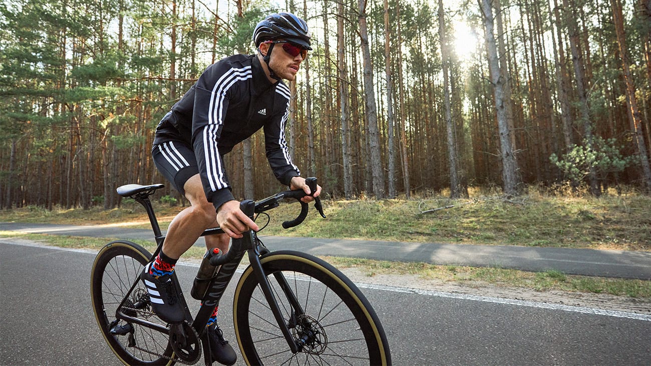fw21-cycling-road-body-1 Un cycliste sur son vélo, prêt à se lancer.