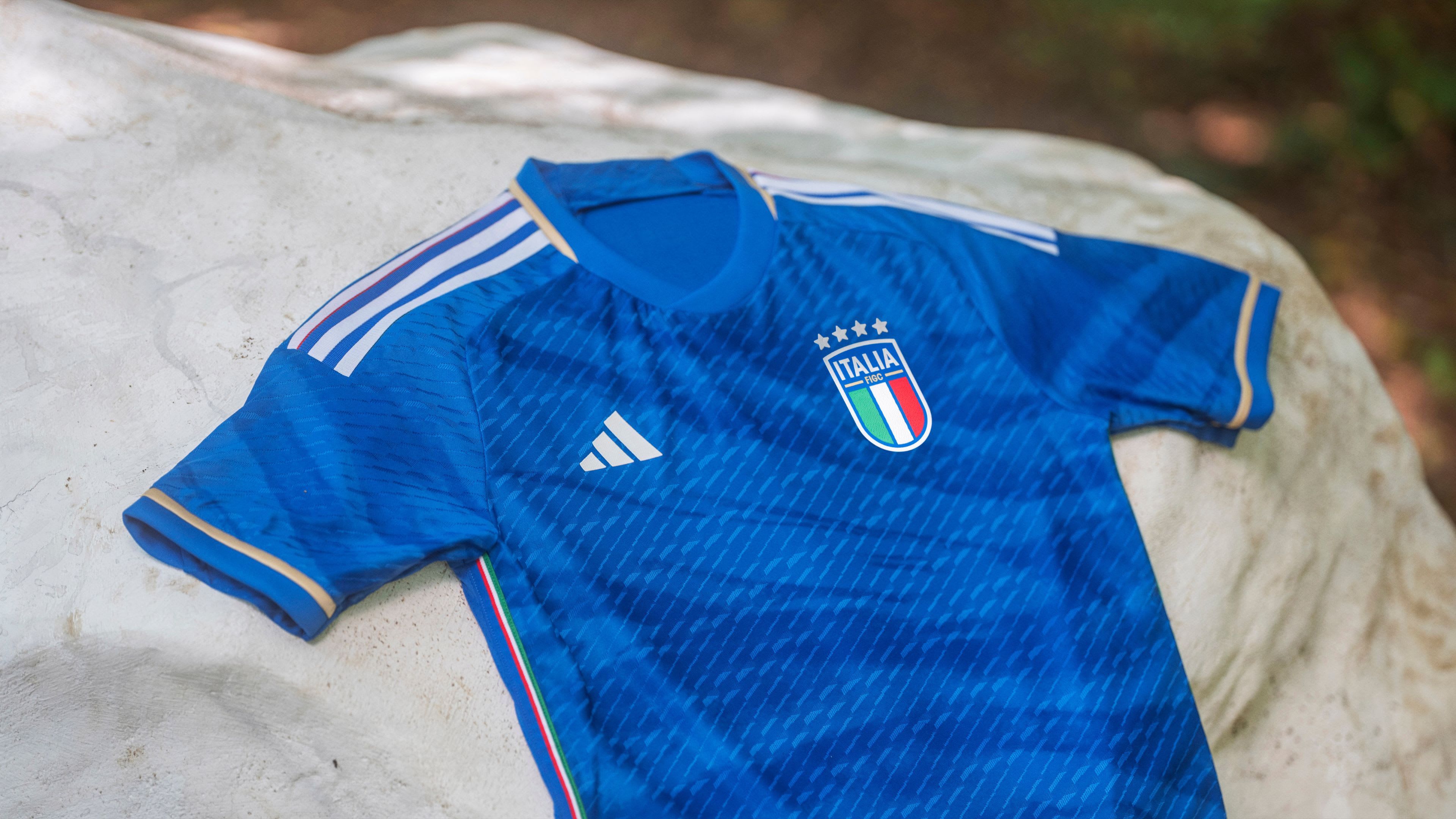 communicatie fout Ga lekker liggen Het shirt van de Azzurri - Alles wat je moet weten over de voetbaltenues  van Italië
