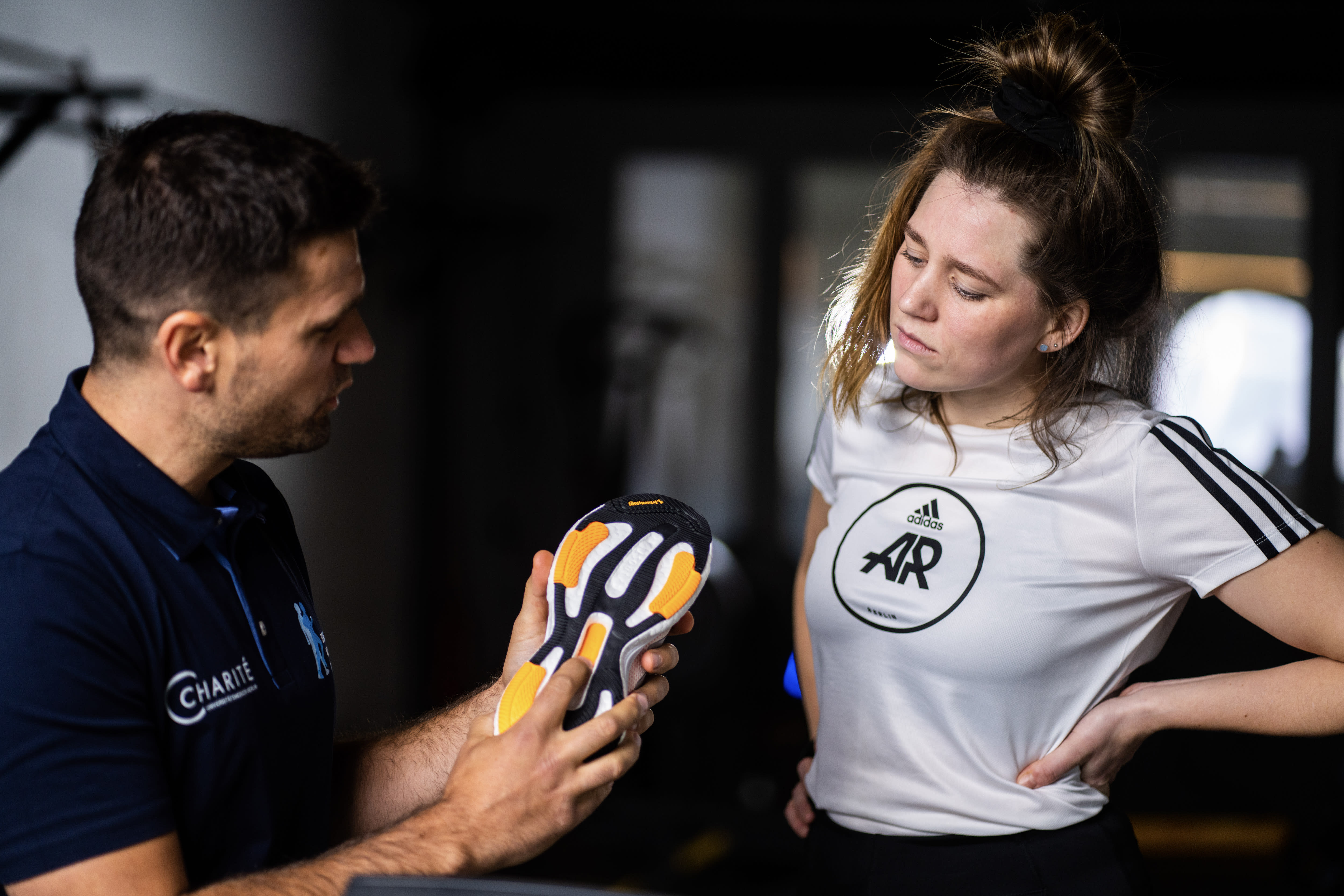 Runner in gesprek met wetenschapper in het lab