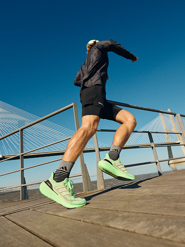 adidas-runner-black-running-jacket-shorts-grey-black-stripe-socks-green-black-grey-running-shoes