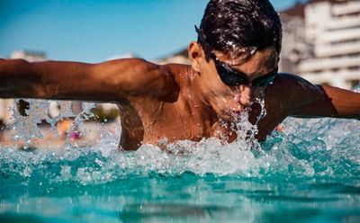 adidas-model-swimming-breaststrokes-with-black-swim-goggles