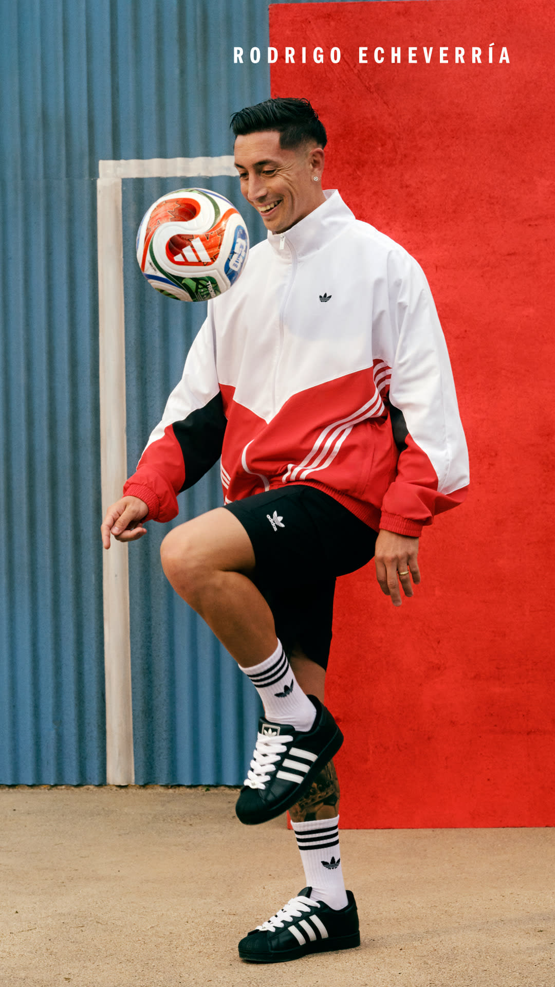 A man in a white and red athletic outfit is holding a soccer ball and posing in front of a red background with the text "RODRIGO ECHEVERRÍA" displayed.
