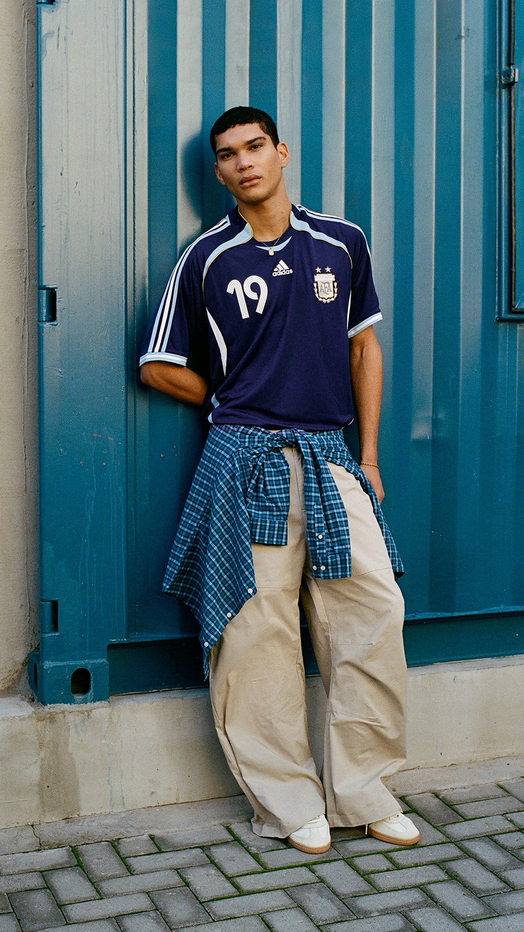 Modelo usando la camiseta Argentina Bringback, diseñada para el uso diario.
