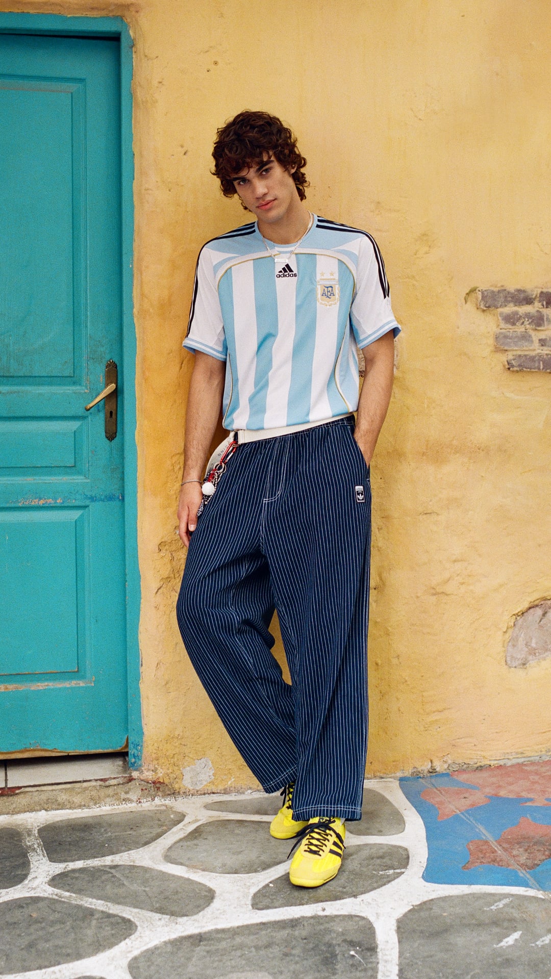 Modelo usando la camiseta Argentina Bringback, diseñada para el uso diario