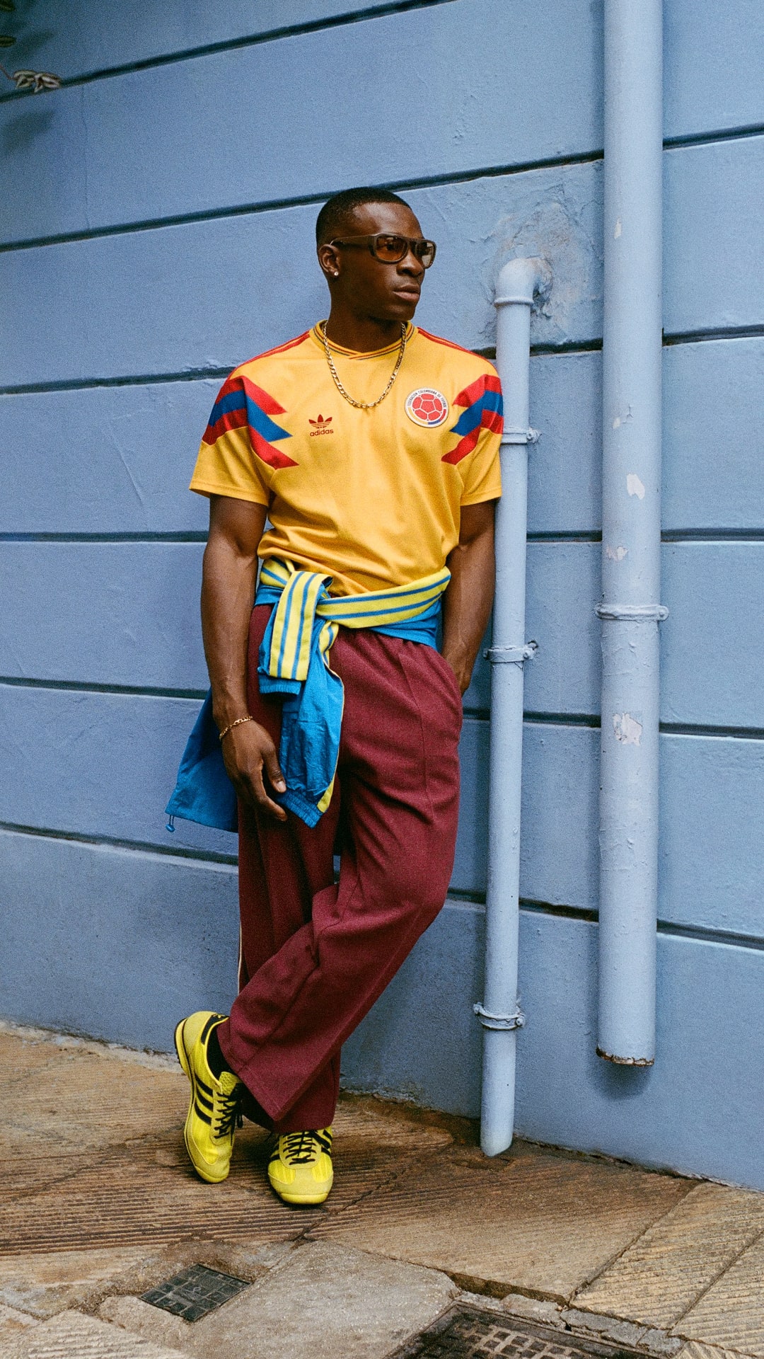 Modelo con la camiseta Colombia Bringback y diseñada para el uso diario