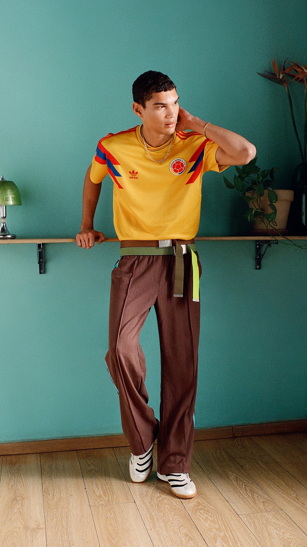 Modelo con la camiseta Colombia Bringback y diseñada para el uso diario