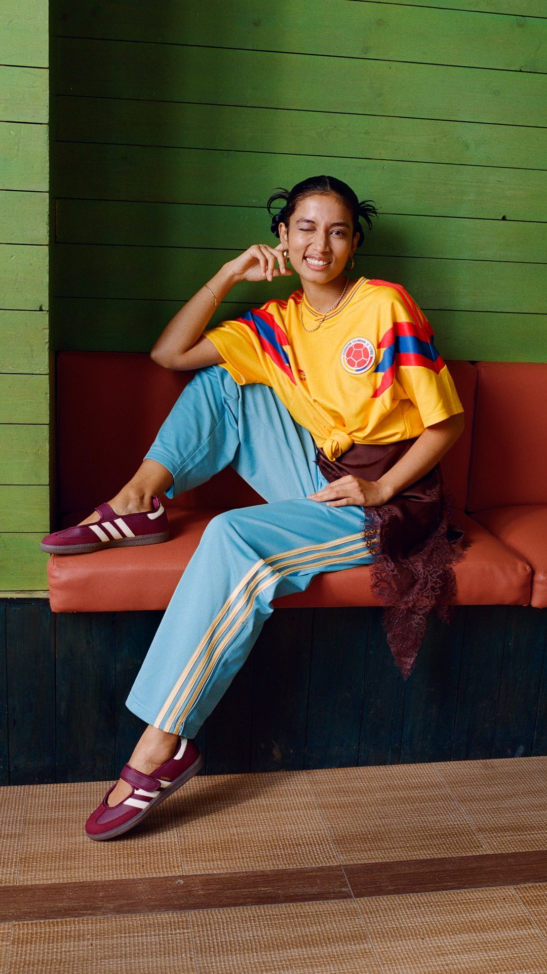 Modelo con la camiseta Colombia Bringback y diseñada para el uso diario