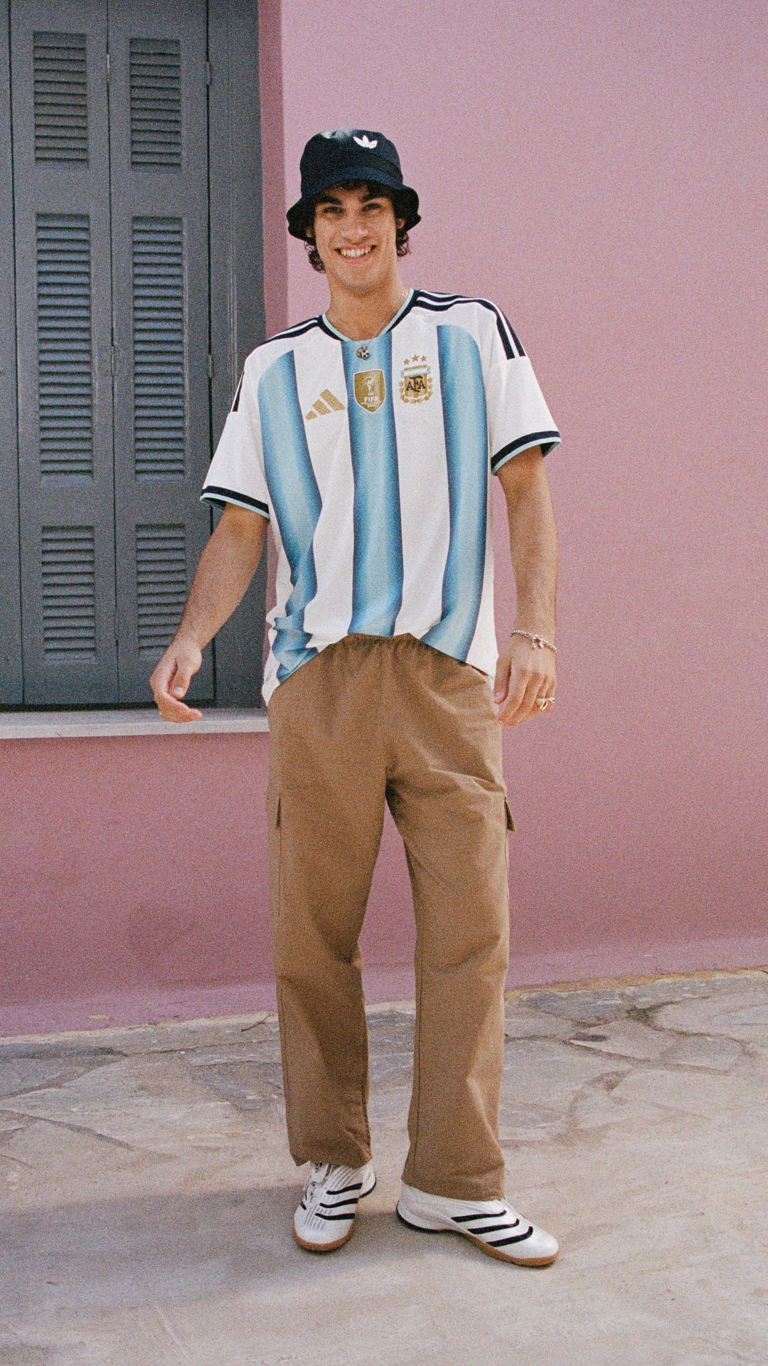 Modelo usando la Camiseta local de Argentina, diseñado para el uso diario