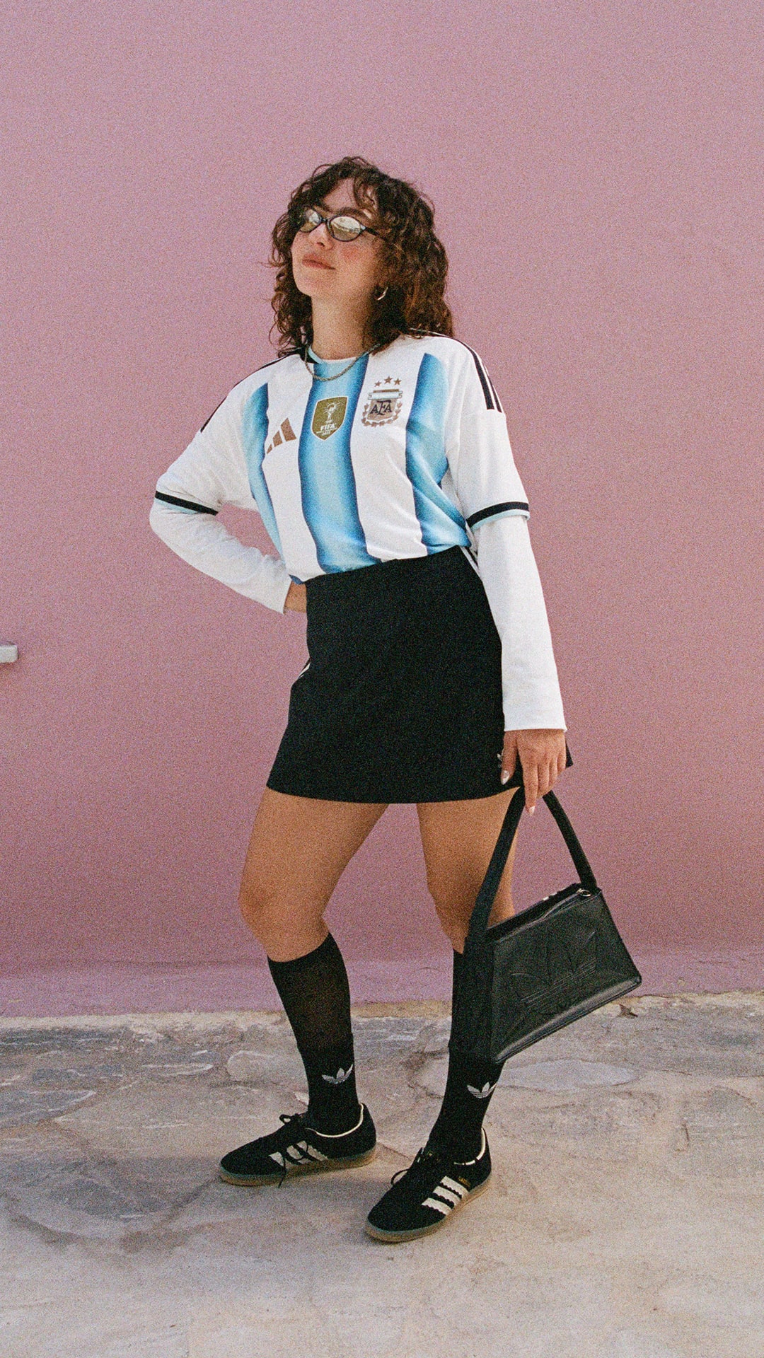Modelo usando la Camiseta local de Argentina, diseñado para el uso diario