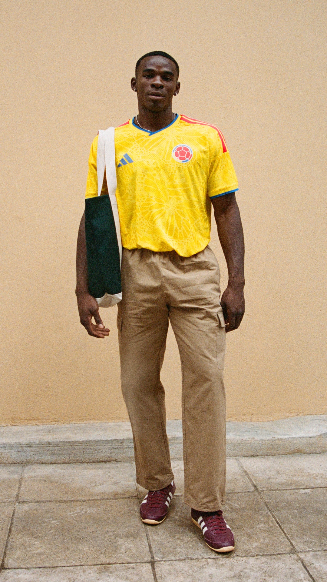 Modelo con la camiseta Colombia Bringback y diseñada para el uso diario