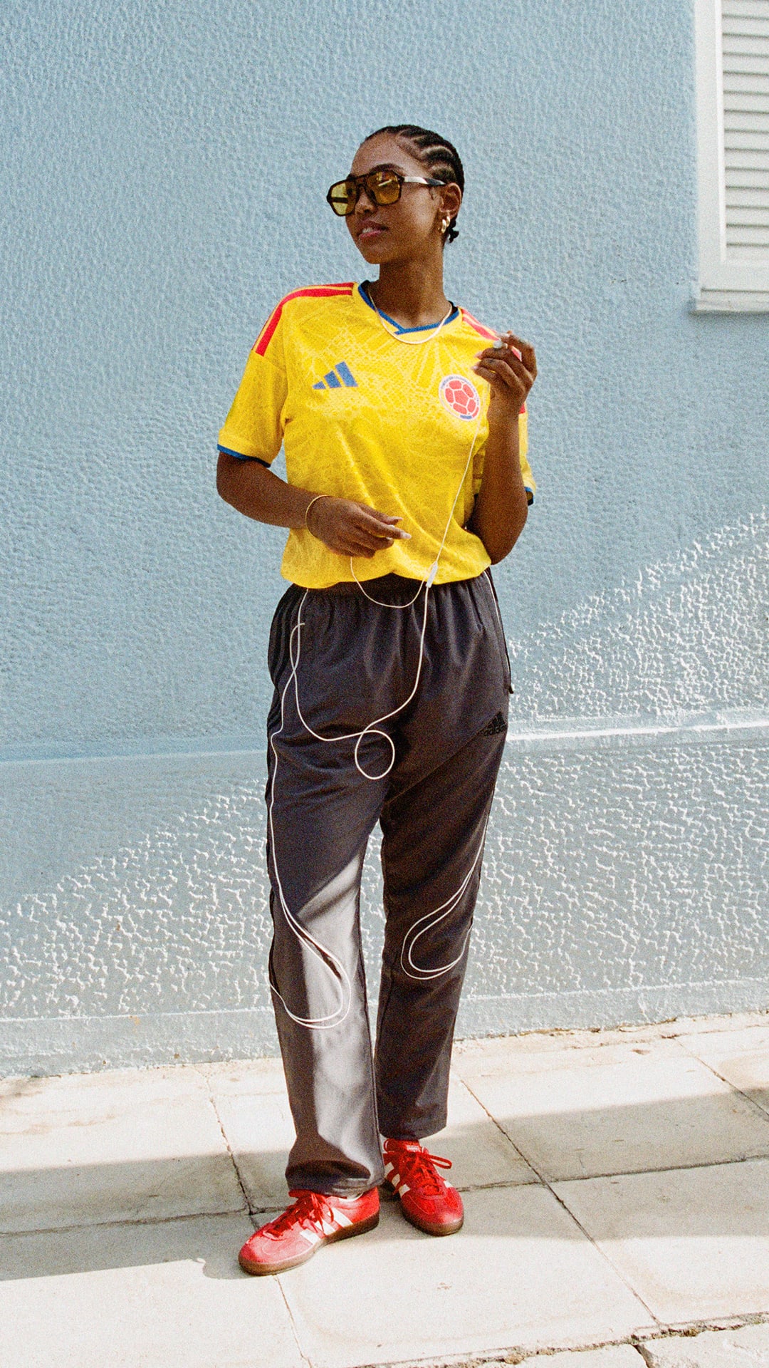 Modelo con la camiseta Colombia Bringback y diseñada para el uso diario