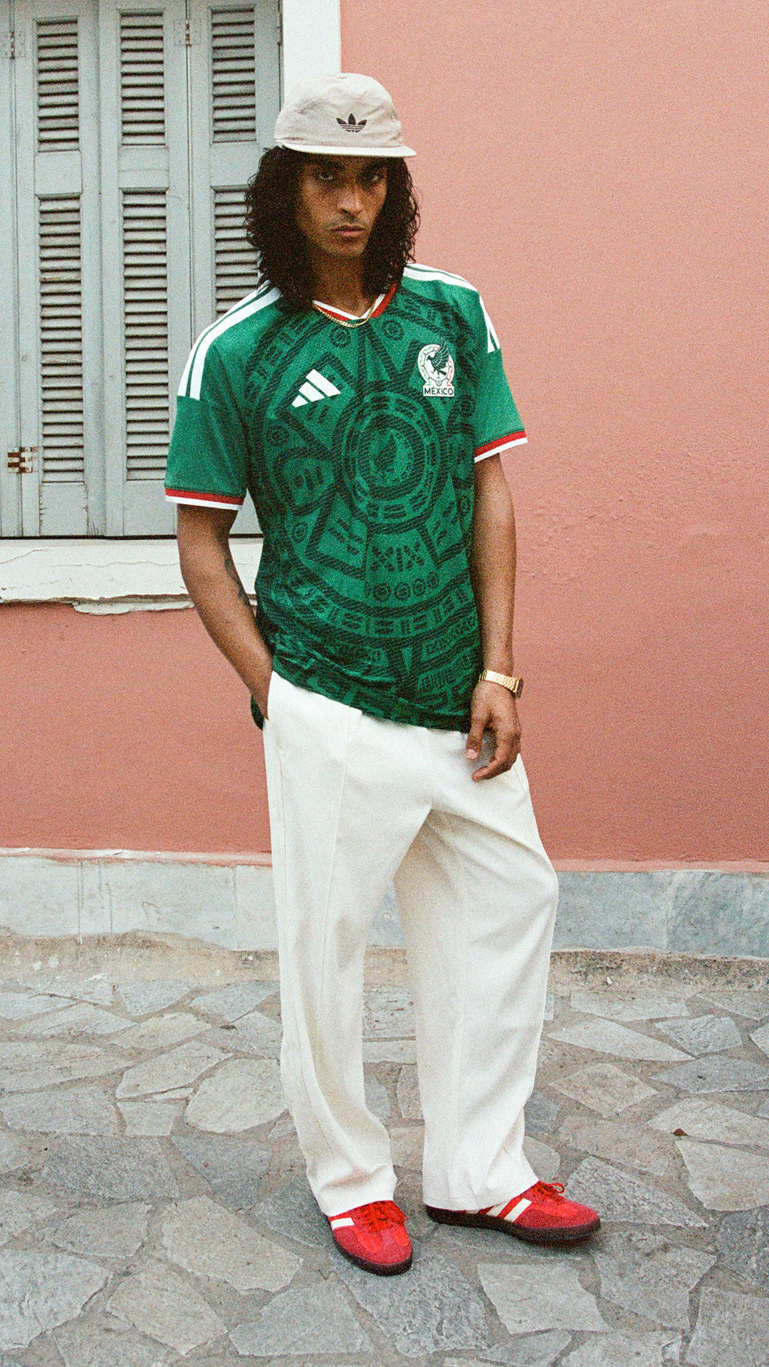 Modelo usando la Camiseta local de México, diseñado para el uso diario