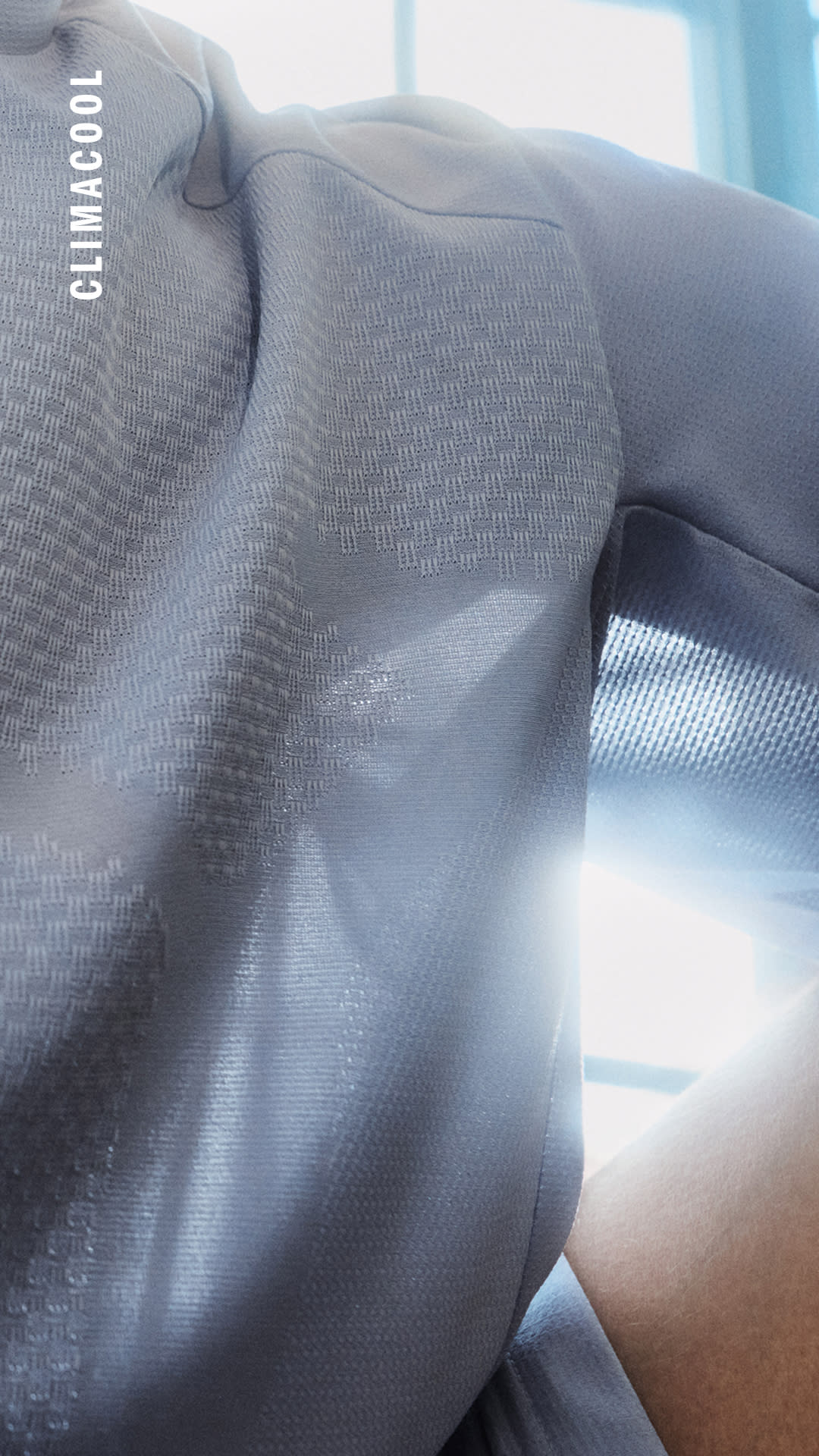 Nahaufnahme eines grauen, strukturierten Materials vor einem verschwommenen Hintergrund.