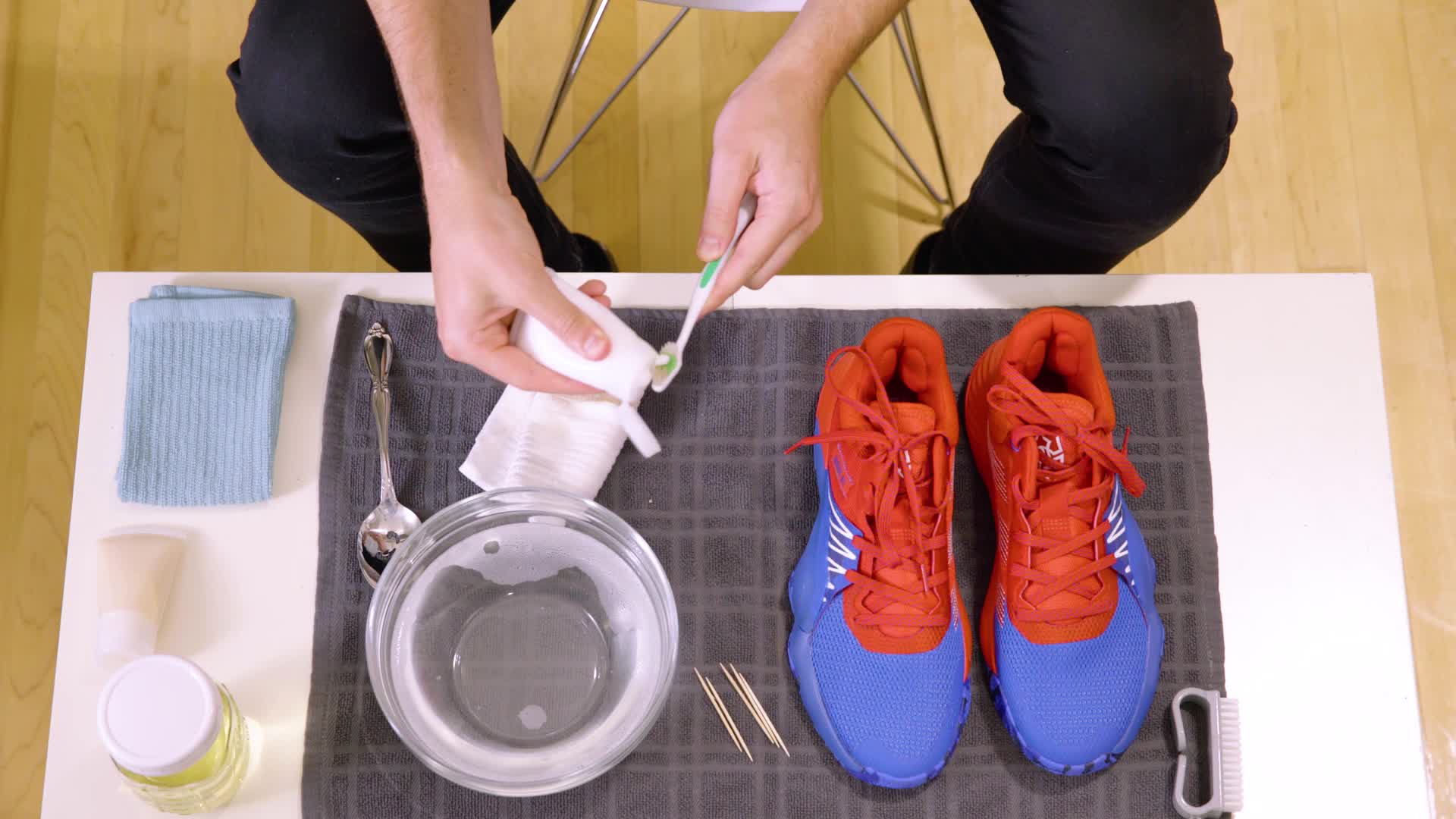 Cleaning shoes with baking soda and vinegar 