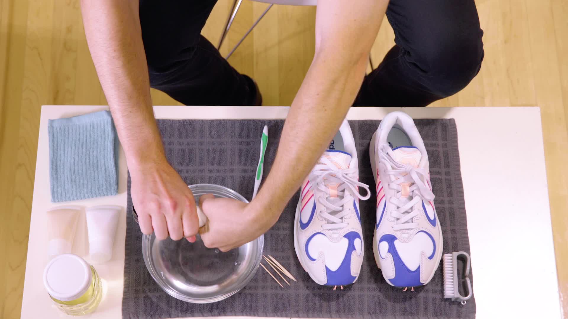 Using water and vinegar to clean your shoes 