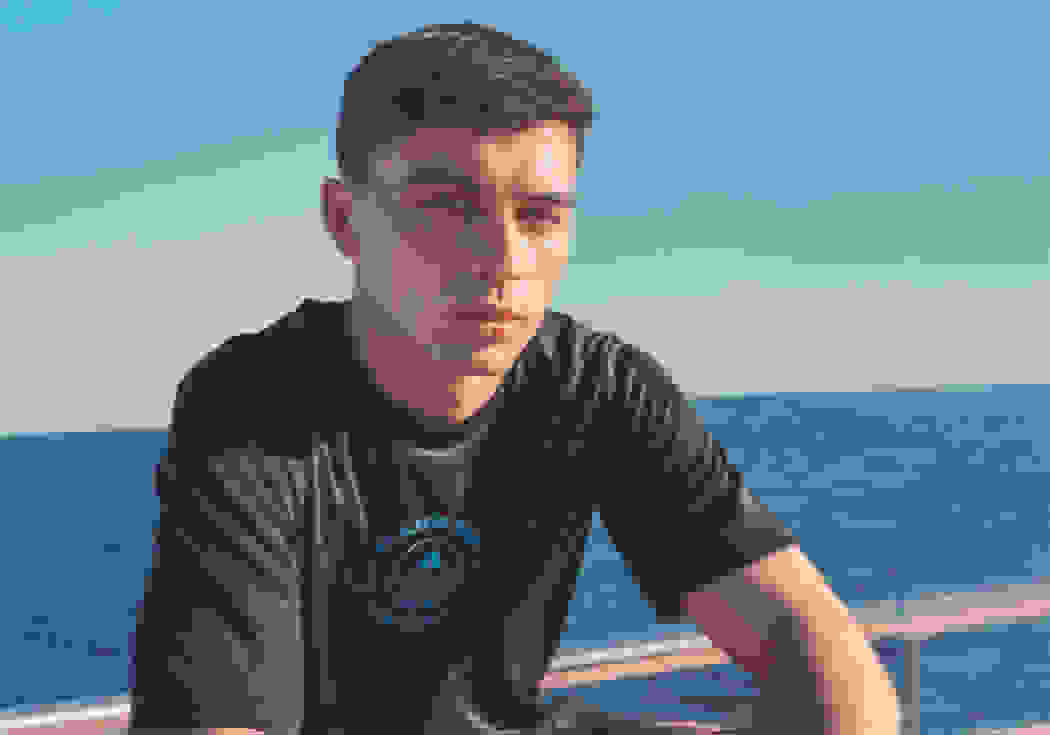 Visual of Pedri seated by the ocean