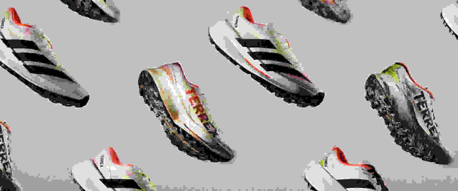 Bildet viser et mønster med forskjellige atletiske sko, med en kombinasjon av farger og design, mot en enkel bakgrunn.