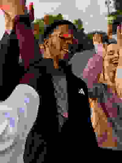 cận cảnh của người phụ nữ đeo kính mát