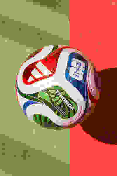 Composizione visiva con Trionda, il pallone ufficiale della FIFA World Cup 26™