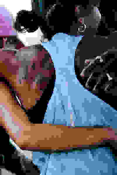 adidas koşu tişörtü ile koşunun yakın çekimi