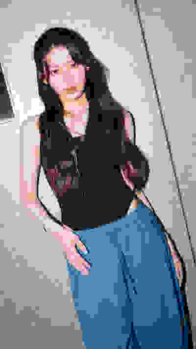 Una imagen de Pharita, miembro de BABYMONSTER, usando un atuendo de la nueva colección ADIDAS Z.N.E.