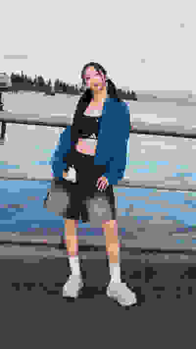 Una imagen de Rora, miembro de BABYMONSTER, usando un outfit de la nueva colección ADIDAS Z.N.E.