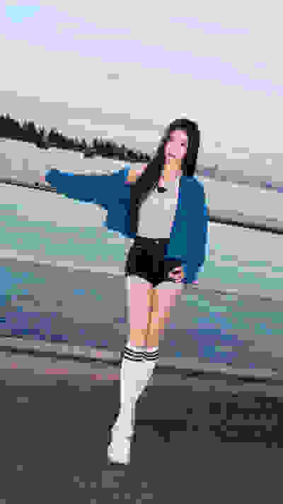 Una imagen de Chiquita, miembro de BABYMONSTER, usando un atuendo de la nueva colección ADIDAS Z.N.E.