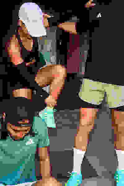 L'immagine raffigura due individui impegnati in una lite fisica, con una persona che appare in posizione difensiva o di lotta, mentre l'altra persona è in una posizione più aggressiva. Lo sfondo suggerisce un ambiente indoor, forse una palestra o una struttura per l'allenamento.