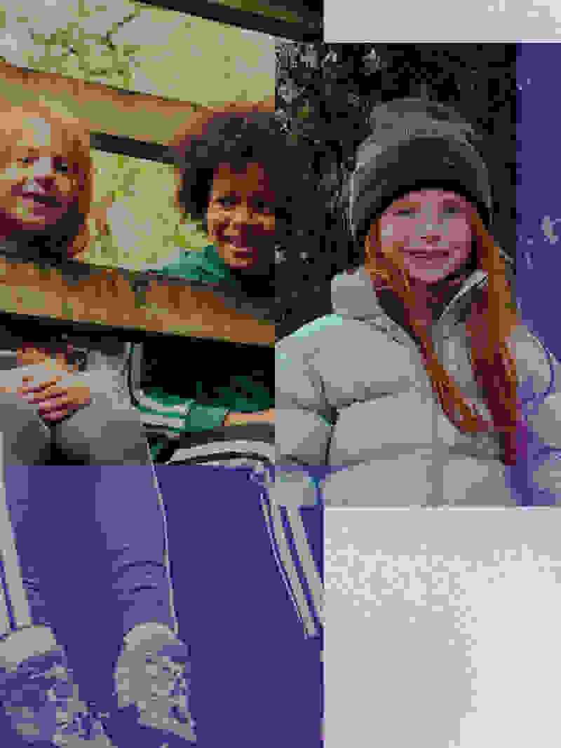 A imagem mostra três crianças, duas meninas e um menino, sorrindo e sentando em um banco de madeira ao ar livre. O fundo parece ser um ambiente natural com árvores e verde.