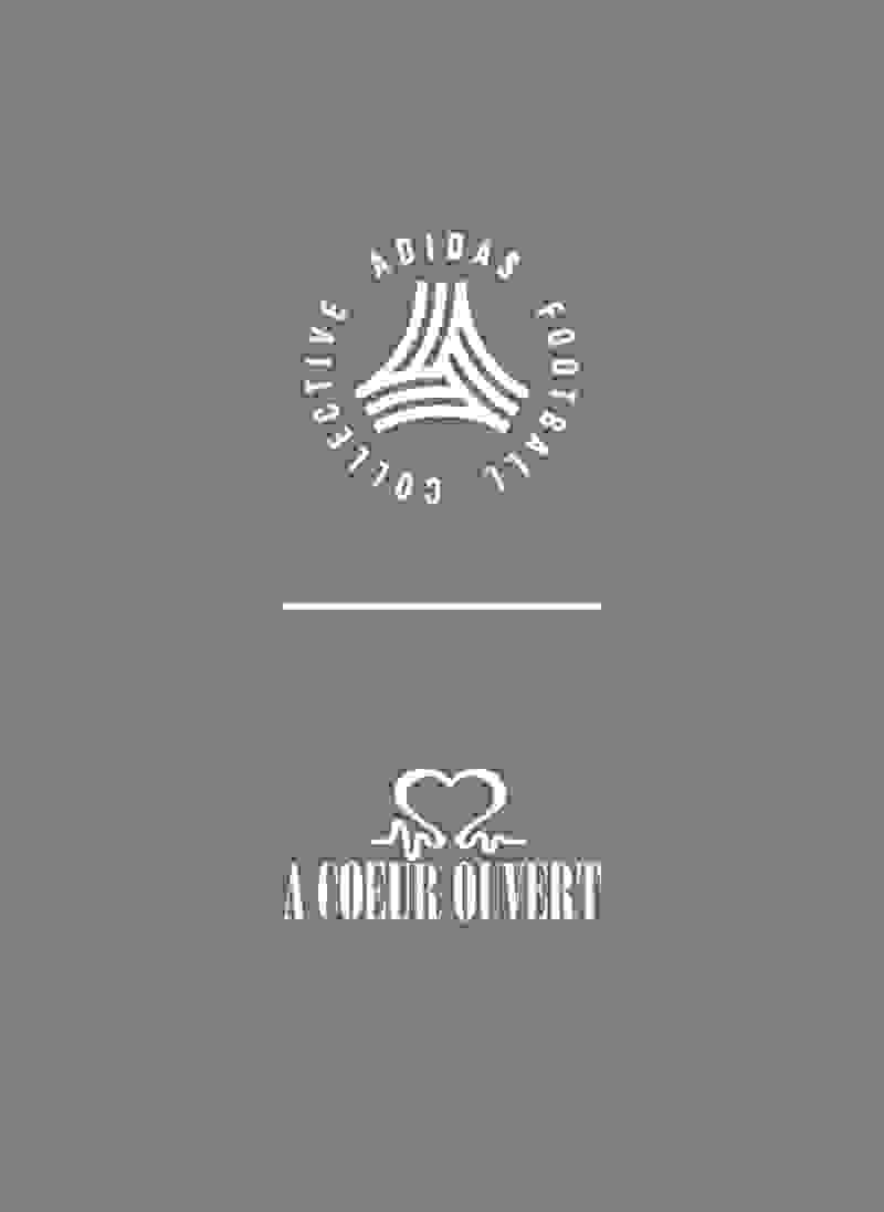 L'immagine mostra il logo adidas e il testo "A coeur ouvert" (che significa "Con un cuore aperto" in francese) su uno sfondo verde tenue.