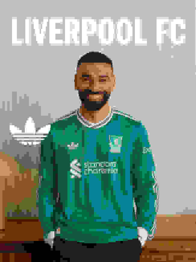 이 이미지는 살라가 세 번째 키트인 리버풀 FC 저지를 착용한 모습을 보여줍니다