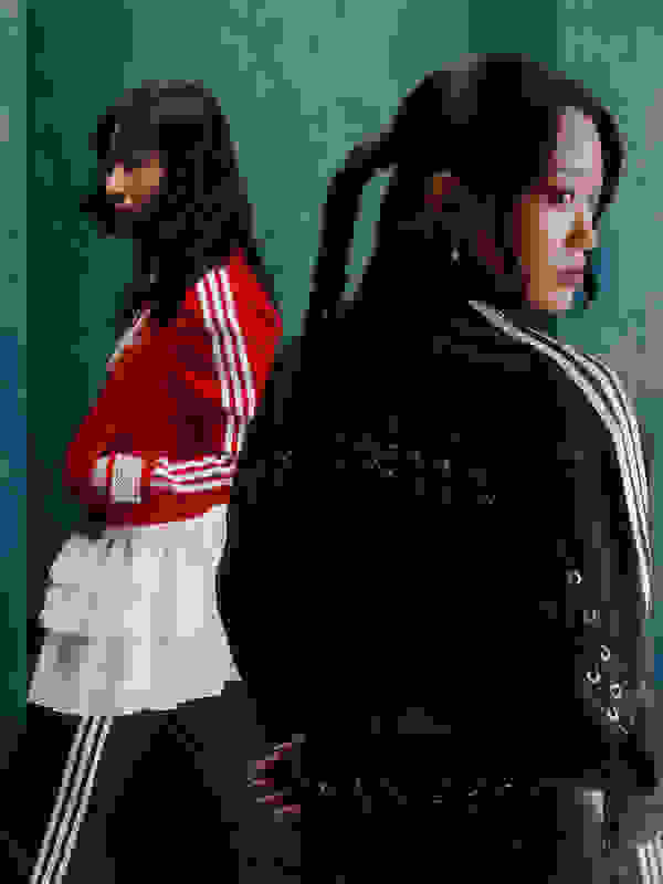 Birbirinden farklı stillere sahip iki genç kadın, karanlık ve huysuz bir arka planda durarak çarpıcı bir görsel kontrast yaratıyor.