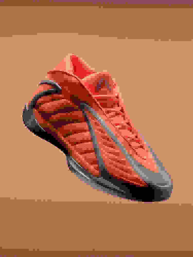 オレンジの背景に斜めに配置したオレンジとグレーのadidas Anthony Edwards 2 バスケットボールスニーカー。立体的なソールと波のようなサイドデザインを採用。