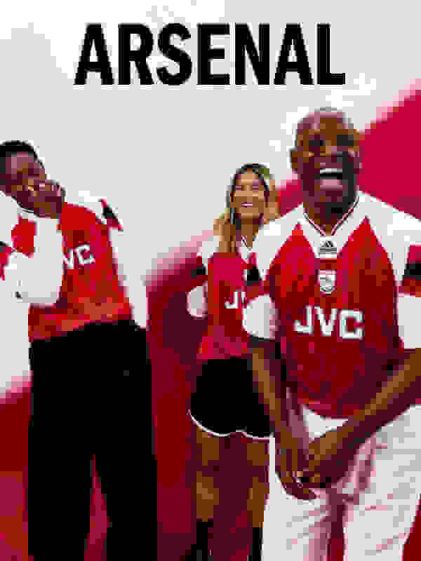 Composizione visiva con giocatori e giocatrici che indossano la nuova collezione Arsenal Bring Back