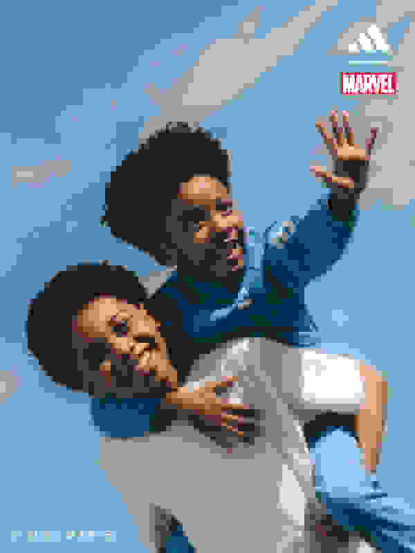 คนยิ้มสองคน ชายคนหนึ่งและหญิง กำลังโอบรับกันและกัน ตัดกับท้องฟ้าสีฟ้าสดใสที่มีเมฆครึ้ม